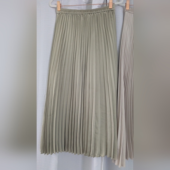 Abercrombie & Fitch Satin Pleated Midi Skirt Bundle Small - Picture 2 of 6